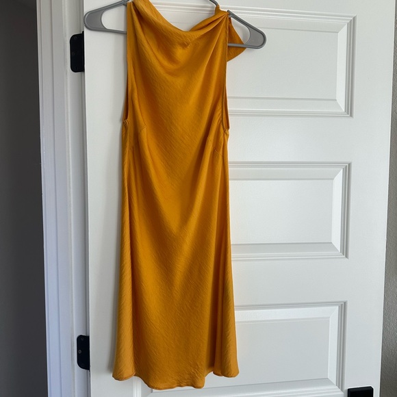 Mustard yellow shift dress - Picture 3 of 3